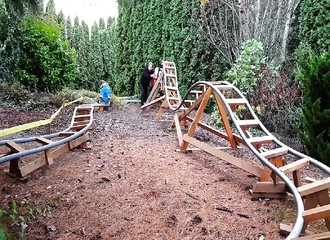 Pour faire plaisir à ses petits-enfants, ce monsieur leur construit des montagnes russes juniors