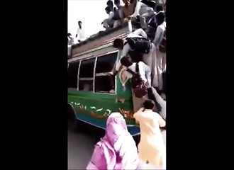 Pakistan : un bus extrêmement surchargé prend quand même la route avec des lycéens