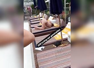Une fille se prend en photo avec le cul en l’air