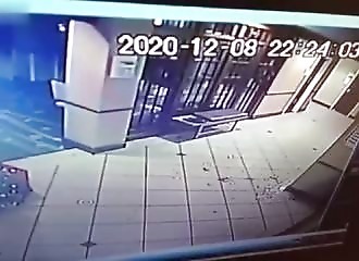 Un homme agresse l’employée d’un hôtel qui lui demande de porter un masque