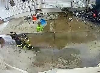 Un pompier se prend un climatiseur sur la tête (New York)