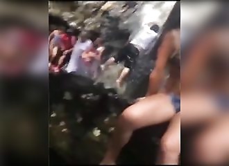 Du haut d’une chute d’eau, un homme fait une brutale chute…