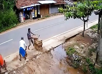 Tué dramatiquement et tout bêtement par un mini camion