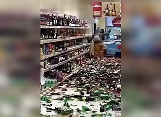 Cinglée, une femme se rend dans un supermarché pour détruire plus de 500 bouteilles d’alcool (Royaume-Uni)