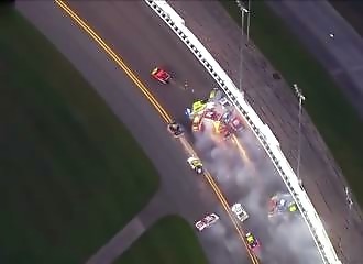 Gigantesque carambolage sur le circuit du Daytona 500 (Floride)