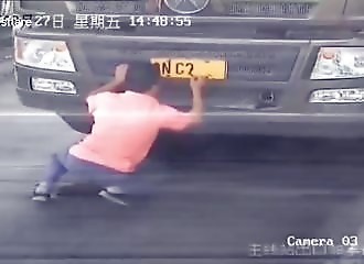 Pour ne pas se faire repérer, un camionneur change ses plaques (FAIL)