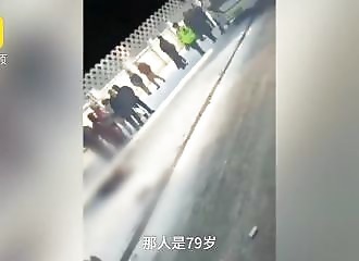 Chine : un lampadaire percuté par un bus tombe sur un homme et le tue
