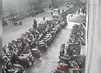 Une dame âgée perd le contrôle de sa voiture et entame une marche arrière mortelle (Taiwan)