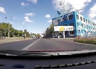 Un cycliste change de voie n’importe comment et se fait renverser par une voiture (Russie)