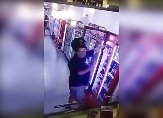 Voler des bières en se servant de son casque de moto