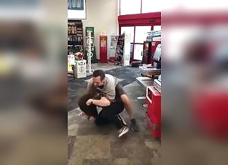 Il prend une raclée alors qu'il tente d'arrêter un voleur