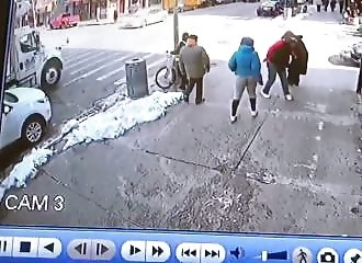 New York : une femme agresse des gens au hasard dans la rue