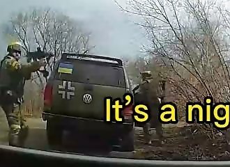 Un soldat ukrainien insulte et tire sur la voiture d'une femme parce qu'elle parle russe et est musulmane