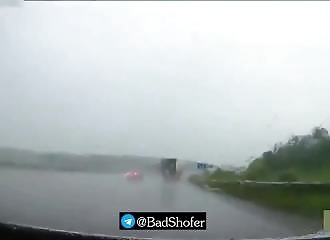 La chaussée glissante provoque un gros accident…