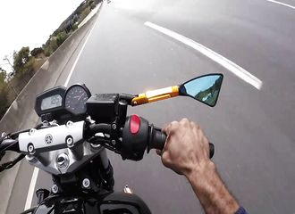 Un motard laisse beaucoup de peau sur le macadam…