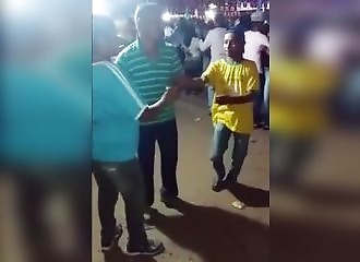 Un gamin veut brancher sa femme, il le remet à sa place !