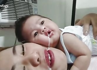 Un bébé vomit directement dans la bouche de sa tante (Philippines)