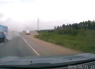 Russie : il se tue avec sa femme après avoir dépassé un camion par la droite