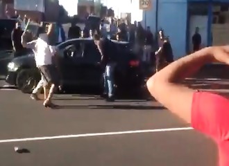 Une violente bagarre dégénère rapidement en Angleterre