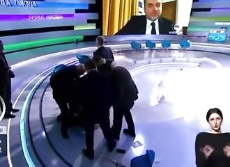 Un journaliste frappe un ukrainien pro-russe parce qu'il n'est pas d'accord avec lui
