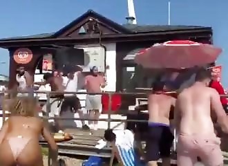Les chaises volent ce jour là sur une plage de l'Essex