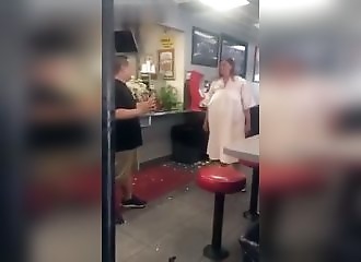 Une femme échappée d'un asile menace les employés d'une restaurant au couteau