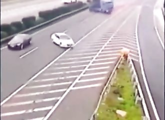 Il fait demi-tour sur l’autoroute et provoque deux énormes accidents