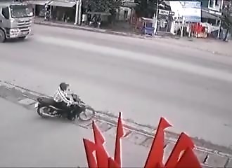 Un motocycliste vit une effrayante expérience avec la mort