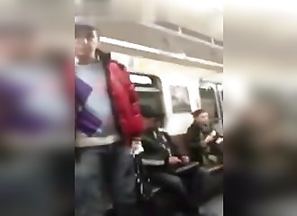 Un gros dingue filmé dans le métro russe !