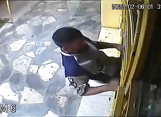 Il tente de cambrioler une boulangerie, ça tourne mal ( et c'est trop marrant)