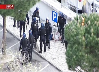 Un supporter de football crache sur un policier et se fait immédiatement punir (Portugal)