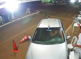 Il ment à sa femme sur sa véritable localisation, elle lui éclate la gueule avec sa voiture