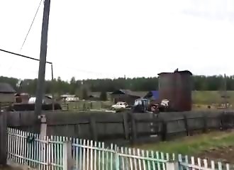 Un débile conducteur de tracteur manque de tuer son pote