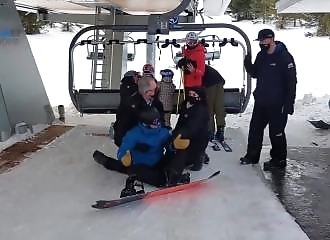 Il refuse de faire du ski avec un masque, la foule applaudit lorsque la police vient l'arrêter