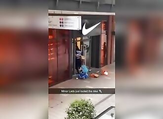 Quatre jeunes voleurs se battent contre des employés pour voler des baskets Nike