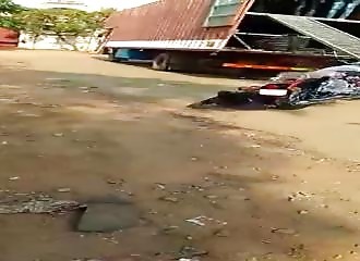 Décharger une moto d’un camion (FAIL)