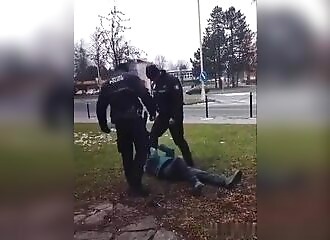 Un homme piétiné et frappé au sol par des policiers locaux en République tchèque