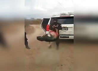 Mexique : des policiers punissent un homme en lui administrant une bonne fessée