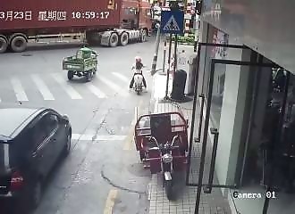 Tuktuk driver narrowly avoids death