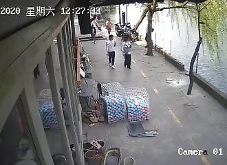 Un enfant tombe accidentellement à l’eau en faisant du vélo (Chine)