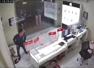 Viêt Nam : un vendeur de téléphones se fait trancher l’avant-bras (Public Averti)