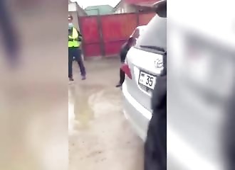 Ivre, un automobiliste détruit un checkpoint et casse les deux jambes d’un policier (Kazakhstan)
