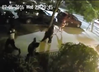 Sans aucune raison apparente, un jeune délinquant assène un coup de poing à un homme âgé dans la rue (New York)