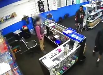 3 racailles s'attaquent au mauvais magasin; l'un d'eux le paye de sa vie 