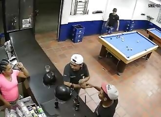 Il lance une grenade dans un bar bondé ! (Public averti)