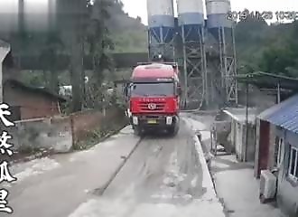 Un homme se fait brutalement souffler par « l’éruption » de son camion-citerne