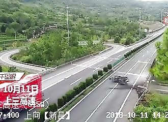 Chine : éjecté de sa voiture suite à un accident, un conducteur chute du haut d’un pont