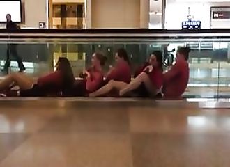 Bloquées pendant 7 heures dans un aéroport, ces nageuses essaient de tuer le temps comme elles peuvent
