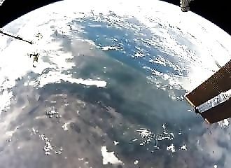 Lors d’une sortie spatiale, un astronaute américain en profite pour filmer la Terre en GoPro