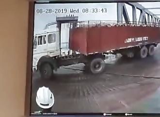 Inde : un camion hors de contrôle percute un bateau